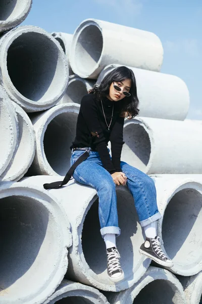 Preto Cabelo Menina Suéter Jeans Chill Fora Grande Concreto Tubo — Fotografia de Stock