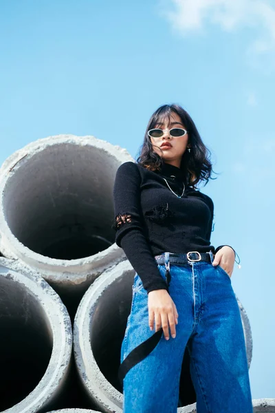 Baixo Ângulo Tiro Menina Fashionista Camisola Preta Jeans Jurando Óculos — Fotografia de Stock