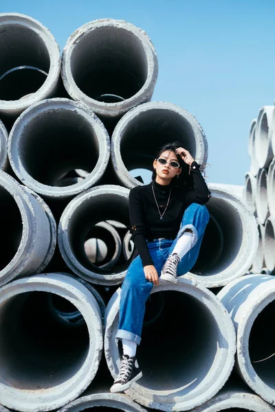 Menina Cabelo Preto Suéter Jeans Sentado Tubo Concreto Grande Com — Fotografia de Stock