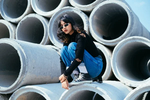 Chica Pelo Negro Suéter Jeans Con Gafas Sol Sentados Tubo — Foto de Stock