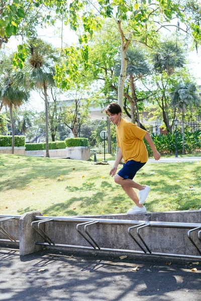 Niño Camiseta Amarilla Pantalones Azules Divierten Parque Verde — Foto de Stock