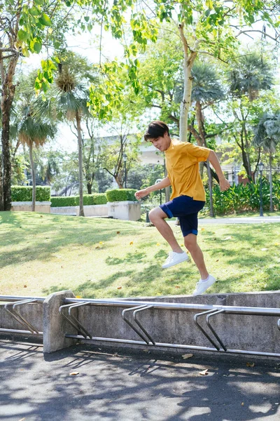 Niño Camiseta Amarilla Pantalones Azules Tomar Tiempo Parque Verde — Foto de Stock