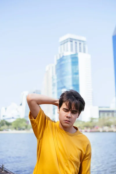 Tipo Camiseta Amarilla Pantalones Azules Pie Lago Con Edificio Alto — Foto de Stock