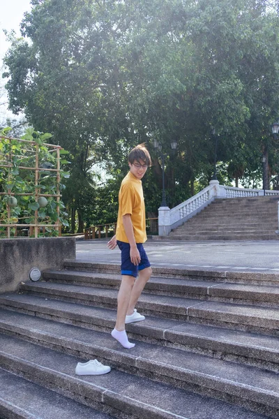 Chico Con Camiseta Amarilla Pantalones Azules Subiendo Por Escalera Adoquines — Foto de Stock