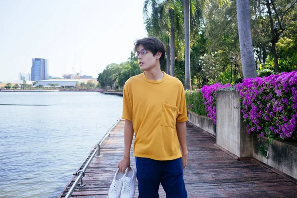 Cara Camiseta Amarela Calças Azuis Chão Madeira Lago Segure Seus — Fotografia de Stock