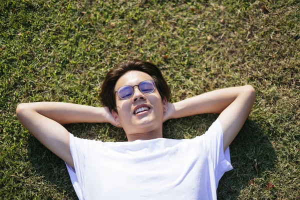 Medio Primer Plano Chico Pelo Negro Camiseta Blanca Gafas Acuestan — Foto de Stock