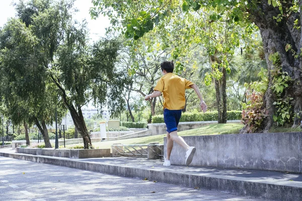 Pojke Gul Shirt Och Blå Byxor Som Springer Grönska Parken — Stockfoto