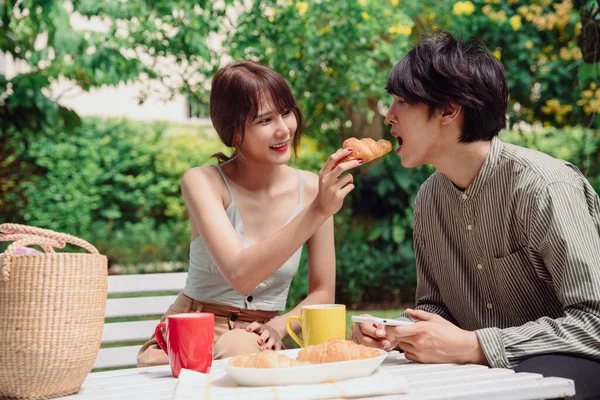 Asiatisches Thailändisches Paar Isst Gerne Frisch Gebackenes Croissant Restaurant Romantische — Stockfoto