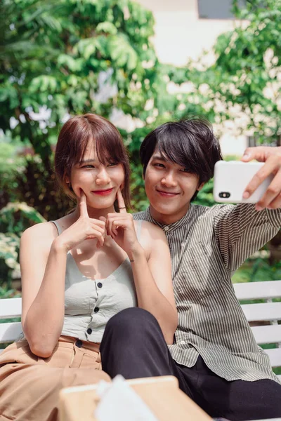 Schönes Asiatisches Paar Hat Romantische Momente Park Sitzt Auf Einer — Stockfoto