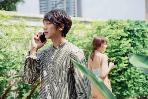 Bonito Asiático Tailandês Homem Falando Livre Telefone Mídia Social Todos — Fotografia de Stock