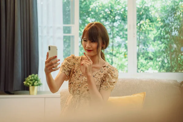 自宅でオンラインショッピングにスマートフォンを使用して美しいアジアのタイ人女性 Covid 19発生 新常態 — ストック写真