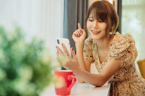 Belle Asiatique Thai Femme Utilisant Smartphone Pour Service Ligne Maison — Photo