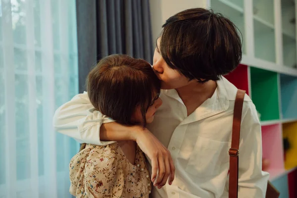 Romantische Szene Asiatische Mann Küsst Frau Stirn Paar Das Ein — Stockfoto