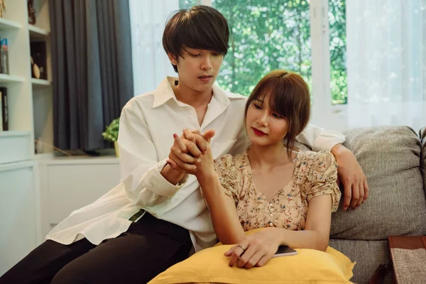Romantische Szene Asiatisches Thailändisches Paar Hält Hand Mit Romantischem Ausdruck — Stockfoto