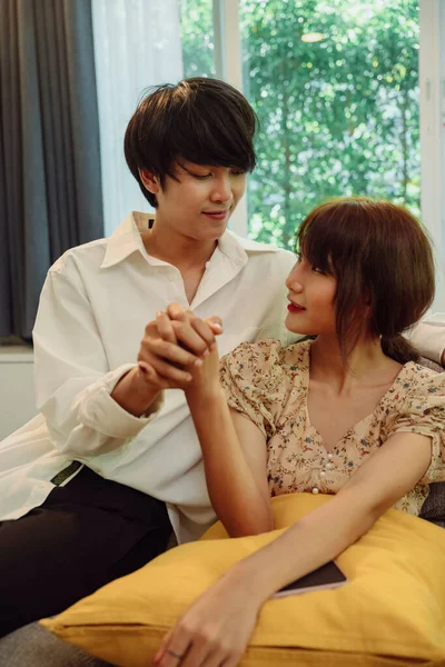 Romantische Szene Asiatisches Thailändisches Paar Hält Hand Mit Romantischem Ausdruck — Stockfoto