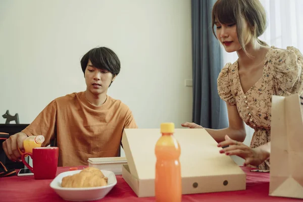 Asiatisches Thailändisches Paar Bereitet Essen Esszimmer Der Küche Pizza Und — Stockfoto