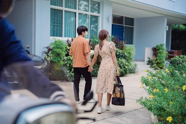 Rückansicht Asiatisches Thailändisches Paar Das Hand Hand Ins Haus Geht — Stockfoto