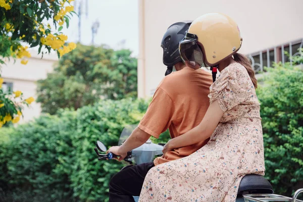 Ταξί Μοτοσικλετιστής Και Γυναίκα Πελάτης Στο Δρόμο Ένα Ταξί Μοτοσικλέτας — Φωτογραφία Αρχείου