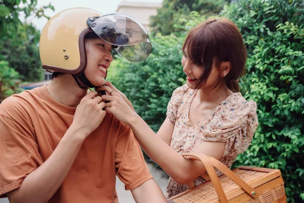 Scène Romantique Couple Thaï Asiatique Portant Casque Debout Avec Une — Photo