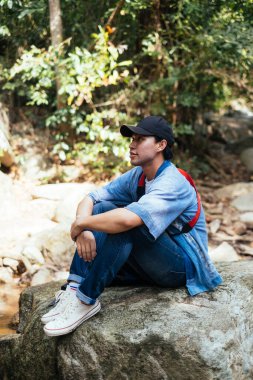 Sırt çantalı ormanda dinleniyor..