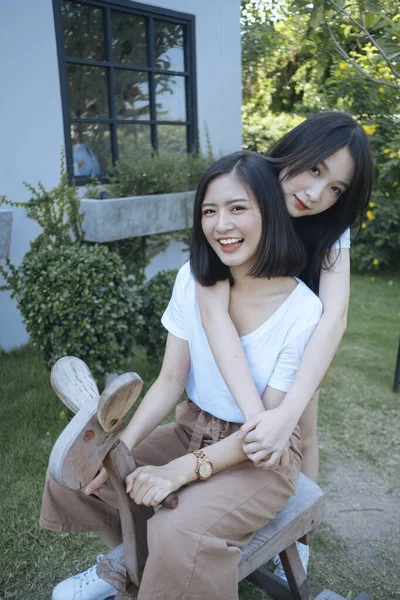 Duas Garotas Camiseta Branca Brincam Juntas Fora Café Uma Garota — Fotografia de Stock