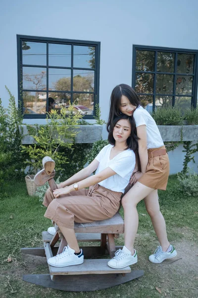 Duas Meninas Shirt Branca Jogam Juntas Fora Café Menina Cabelo — Fotografia de Stock