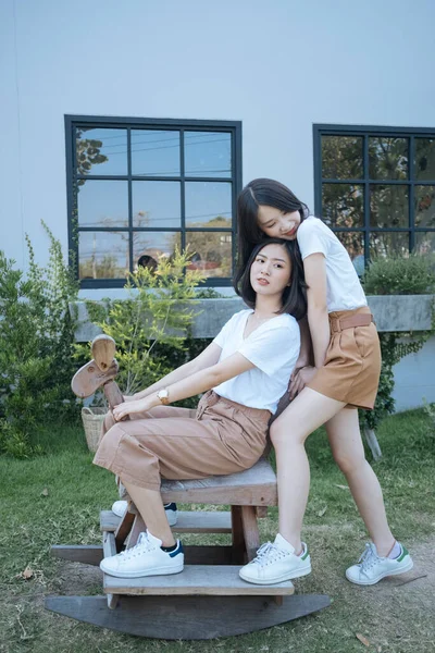 Dos Chicas Camiseta Blanca Juegan Juntas Fuera Cafetería Chica Pelo — Foto de Stock