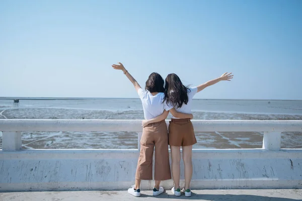 Deux Filles Shirt Blanc Debout Ensemble Sur Pont Côté Mer — Photo