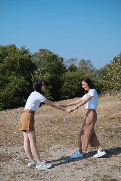 Feliz Duas Meninas Shirt Branca Desfrutar Juntos Floresta Sob Céu — Fotografia de Stock