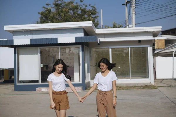 Dvě Dívky Bílém Tričku Drží Ruku Procházejí Slunci Štěstím Horizontálně — Stock fotografie