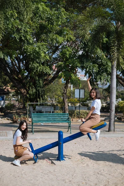 Deux Filles Shirt Blanc Assis Sur Balançoire Aire Jeux Soleil — Photo