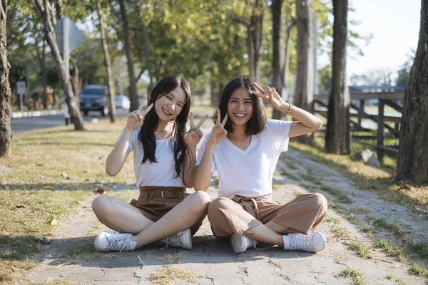 Duas Meninas Shirt Branca Sentado Caminho Fazer Mão — Fotografia de Stock