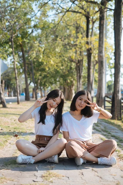 Duas Meninas Shirt Branca Sentado Caminho Fazer Mão Vertical — Fotografia de Stock