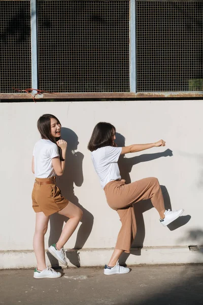 Dvě Holky Bílém Tričku Hnědých Kalhotách Dělají Hlouposti Společně Slunci — Stock fotografie