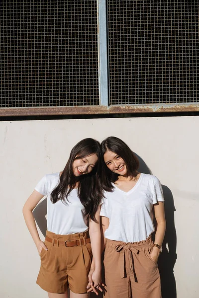 Dvě Dívky Bílém Tričku Hnědých Kalhotách Které Stály Vedle Sebe — Stock fotografie