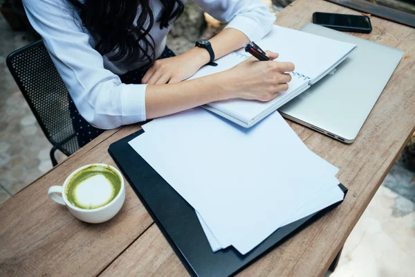 Geschäftsmann Hände Arbeiten Stapeln Von Papierakten Auf Holztisch Oder Schreibtisch — Stockfoto