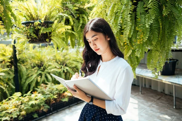 Schönheit Asiatische Frau Schreibt Auf Einem Notizbuch Den Tropischen Garten — Stockfoto