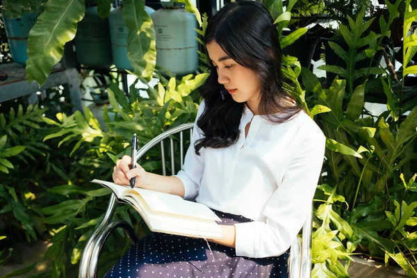 Mulher Asiática Escrevendo Romance Livro Com Confiança Sentada Uma Cadeira — Fotografia de Stock