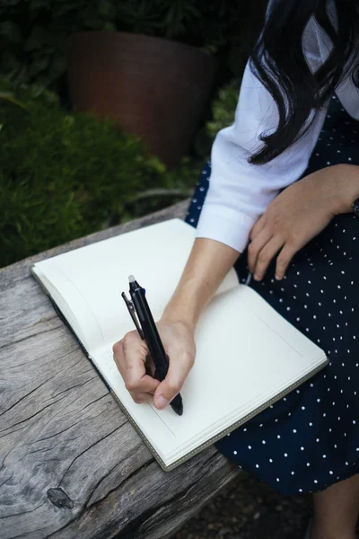 Ansicht Von Oben Roman Autor Schreibt Mit Stift Auf Einer — Stockfoto