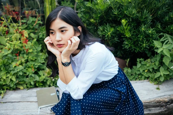 Retrato Jovem Mulher Asiática Vestido Branco Saia Azul Sentado Banco — Fotografia de Stock