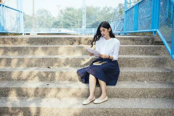 Gyönyörű Fiatal Ázsiai Olvasás Papír Dokumentumok Lépcsőn — Stock Fotó