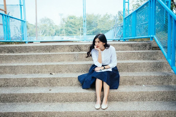 Jovem Mulher Asiática Sentada Uma Escada Sozinha — Fotografia de Stock