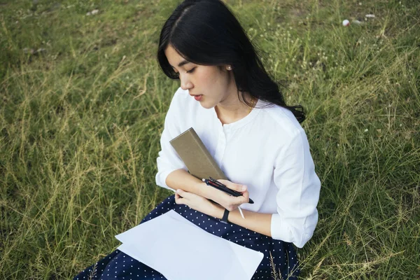 Asian Book Lover Woman Hugging Book Sitting Grass Field — Stock Photo, Image