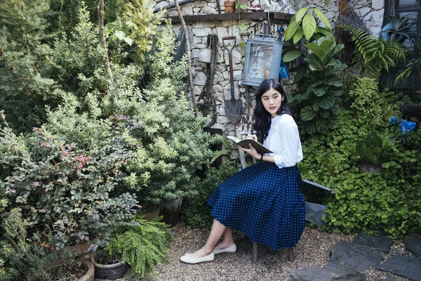Jovem Mulher Asiática Camisa Branca Saia Azul Sentado Uma Cadeira — Fotografia de Stock