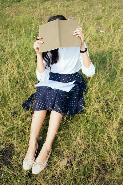 Young Woman Sitting Grass Field Cover Her Face Book — Stock Photo, Image