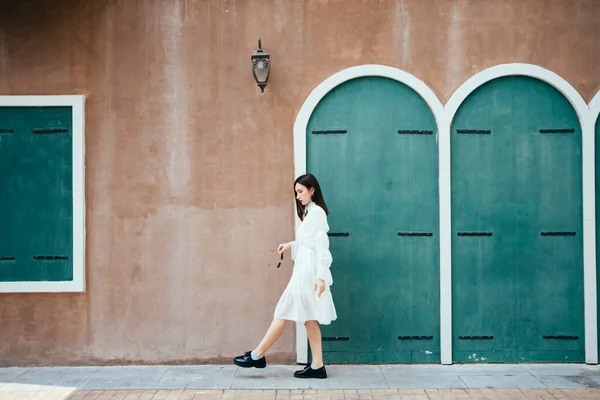 Hermosa Chica Pelo Largo Vestido Blanco Caminar Largo Pared Marrón — Foto de Stock