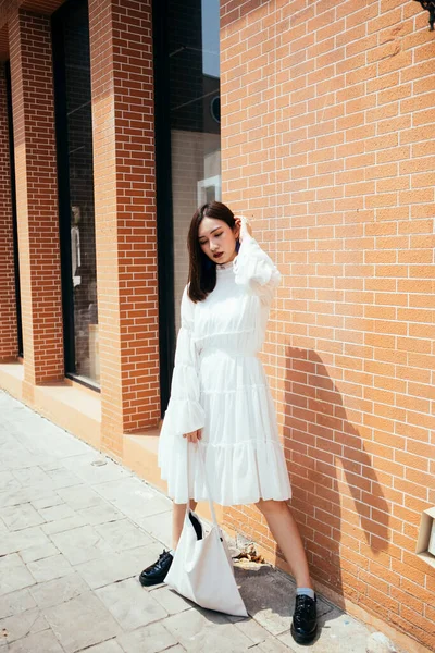 Gadis Cantik Berambut Panjang Dengan Gaun Putih Berdiri Gedung Bata — Stok Foto