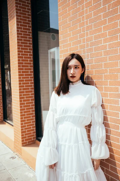 Bella Ragazza Capelli Lunghi Abito Bianco Piedi Presso Edificio Mattoni — Foto Stock