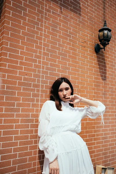 Bela Menina Cabelo Longo Vestido Branco Edifício Tijolo Luz Sol — Fotografia de Stock