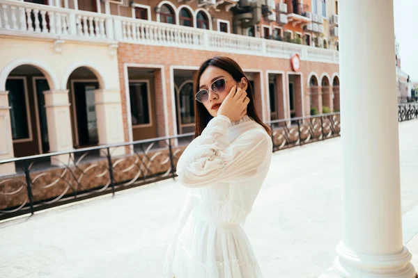 Hermosa Chica Pelo Largo Vestido Blanco Pie Con Una Postura — Foto de Stock